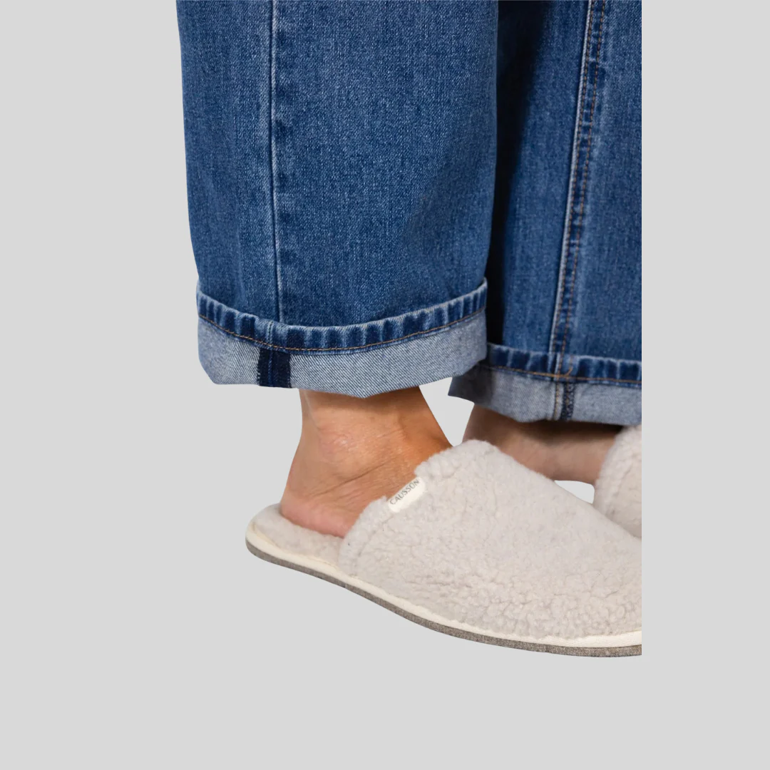 Pantoufles Fluffy en laine gris clair – Image 2