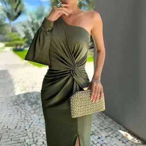 Robe longue drapée à épaule unique