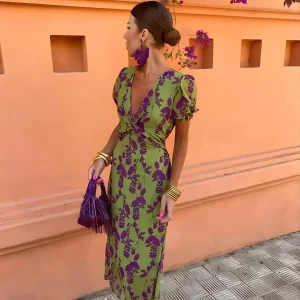 Robe fluide verte à motifs violets