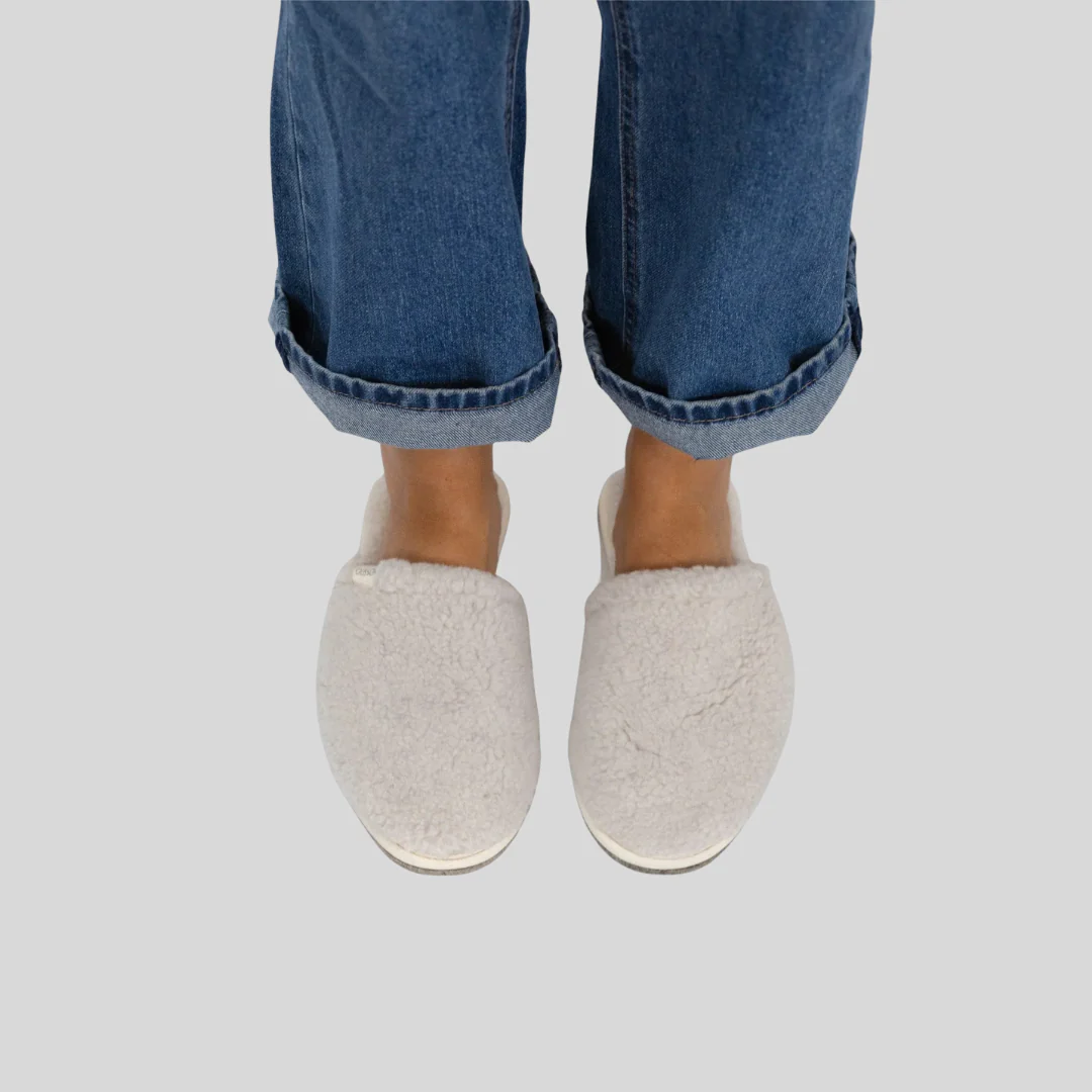 Pantoufles Fluffy en laine gris clair – Image 5