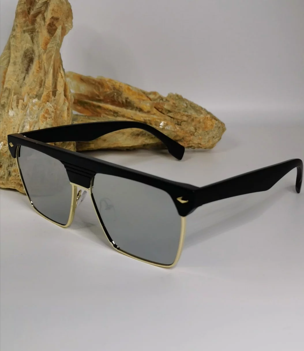 Lunettes de soleil effet miroir collection Futur 2021