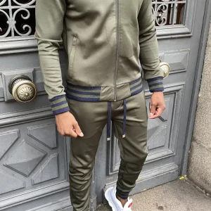 Survêtement kaki modèle Hood22