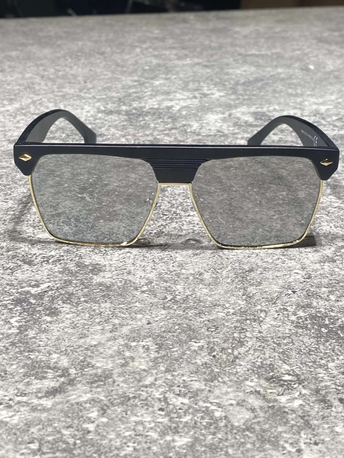 Lunettes de soleil effet miroir collection Futur 2021 – Image 2