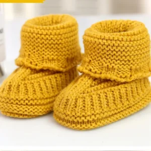 Chaussons bébé en laine dorés élégants