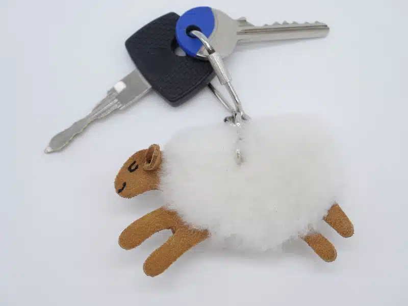 PORTE-CLÉ MOUTON CUIR ET PEAU LAINÉE AVEC MOUSQUETON – ARTISAN – Image 5