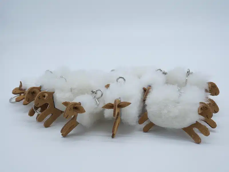 PORTE-CLÉ MOUTON CUIR ET PEAU LAINÉE AVEC MOUSQUETON – ARTISAN – Image 6