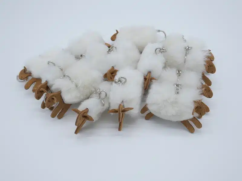 PORTE-CLÉ MOUTON CUIR ET PEAU LAINÉE AVEC MOUSQUETON – ARTISAN – Image 7