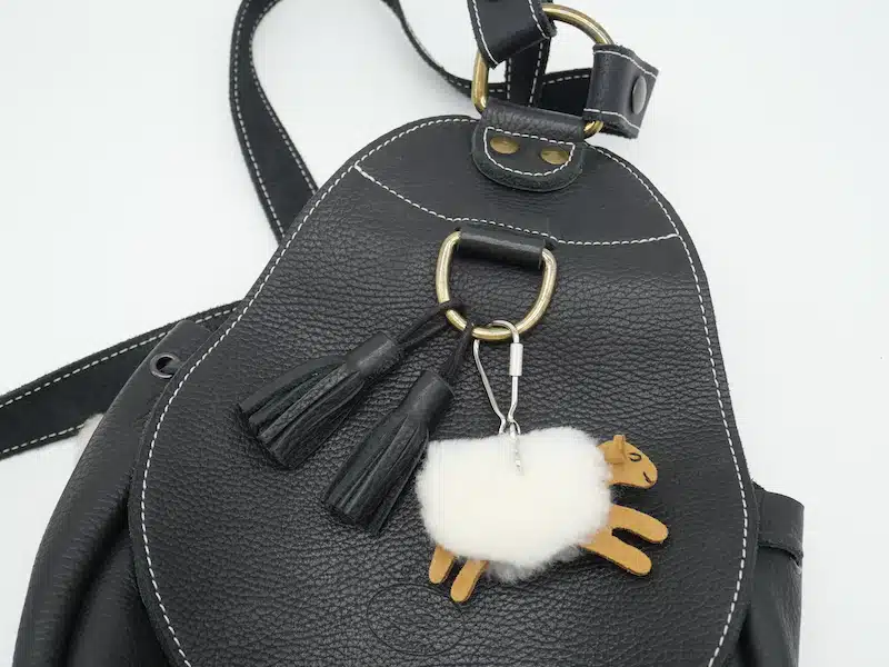 PORTE-CLÉ MOUTON CUIR ET PEAU LAINÉE AVEC MOUSQUETON – ARTISAN – Image 4